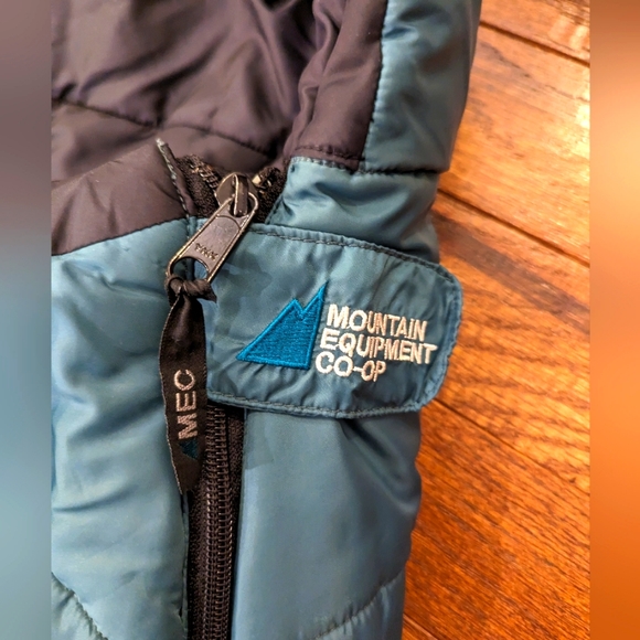 Mountain Equipment Company Fledgling light mummy style sleeping bag, HV,… - Picture 8 of 12